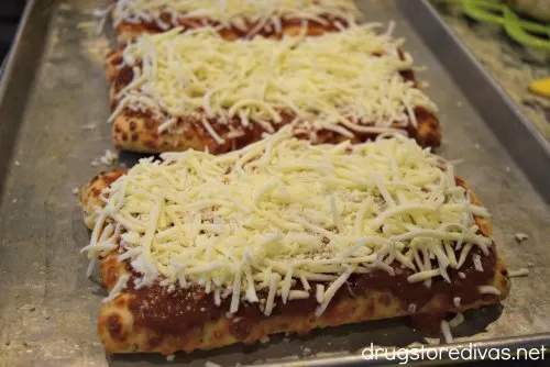 Pull Apart Pizza is a super simple fun dinner idea. Get the easy recipe at www.drugstoredivas.net.