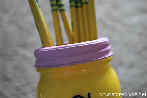 This DIY No. 2 Pencil Mason Jar Pencil Holder is the perfect back-to-school craft. Get the tutorial on www.drugstoredivas.net.