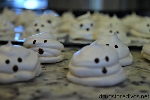 These adorable Ghost Meringue Cookies will be perfect for your Halloween party dessert. Get the recipe at www.drugstoredivas.net.
