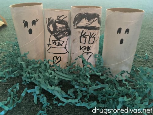 These DIY Toilet Paper Ghosts are the perfect Halloween craft for kids. Get the easy tutorial on www.drugstoredivas.net.