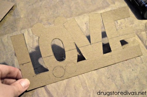 These DIY Mickey & Minnie LOVE Signs are the perfect Valentine's Day craft for Disney fans. Get the tutorial on www.drugstoredivas.net.