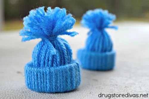 How adorable are these mini winter hats? You can make them easily! Find out how in this DIY Mini Winter Hats Yarn Craft tutorial on www.drugstoredivas.net.