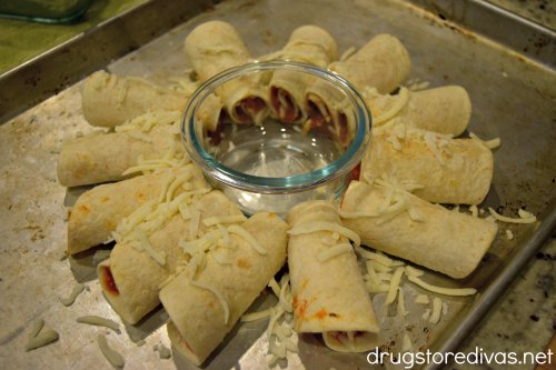 These Pizza Cones are the perfect party appetizer. Find out how to make them on www.drugstoredivas.net.