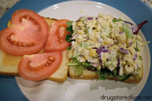 This Vegan Chickpea "Tuna" Salad is the perfect plant-based lunch idea. Get the recipe on www.drugstoredivas.net.