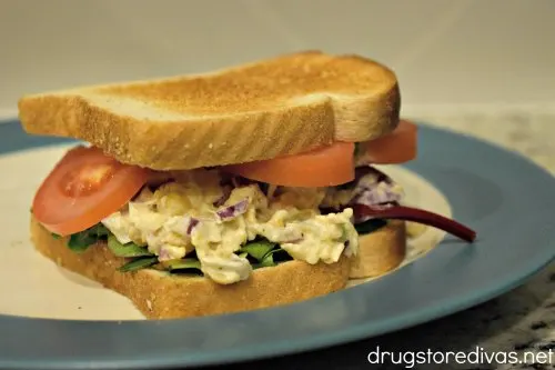 This Vegan Chickpea "Tuna" Salad is the perfect plant-based lunch idea. Get the recipe on www.drugstoredivas.net.