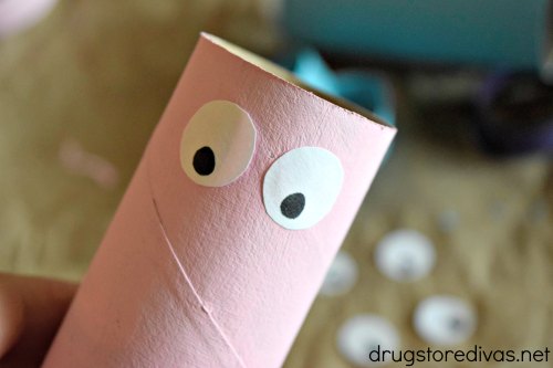 These DIY Toilet Paper Roll Bunnies are the easiest Easter craft idea. Plus, you have all the materials at home. Get the tutorial on www.drugstoredivas.net.