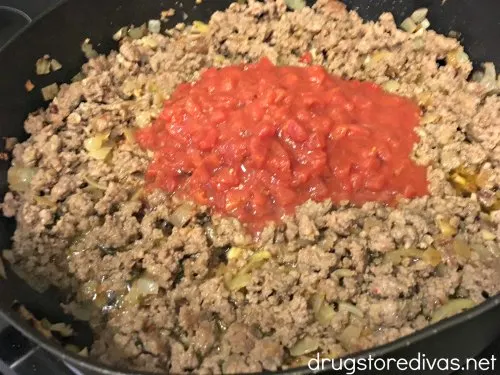 Sausage Stuffed Spaghetti Squash will be your new favorite low carb dinner. Get the recipe, and find out how to easily cut spaghetti squash, on www.drugstoredivas.net.