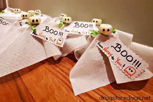 These Applesauce Pouch Ghost Halloween Treats are adorable. Plus, they're an allergy-free Halloween treat. Find out how to make them on www.drugstoredivas.net.