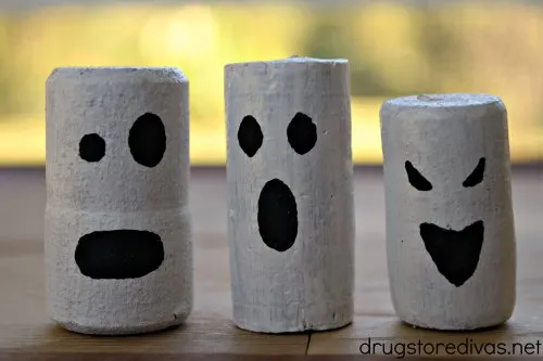 These super simple Wine Cork Ghosts are easily made with items you have at home. Get the tutorial on www.drugstoredivas.net.