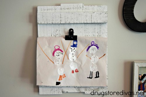 This Wine Cork Stamp Snowmen craft is super simple for kids. Plus you have everything you need at home. Get the tutorial on www.drugstoredivas.net.