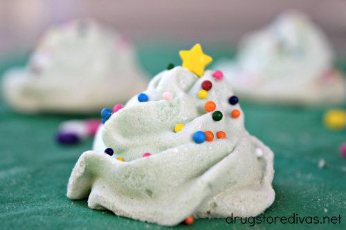 These Christmas Tree Meringue Cookies will be the star of your Christmas cookie platter. Find out how to make them on www.drugstoredivas.net.