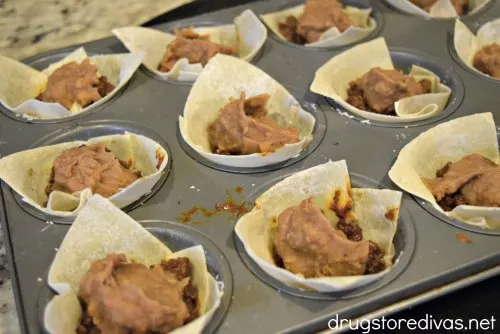 Wonton Taco Cups are a really fun one bite appetizer or snack dinner recipe. Top with sour cream, green onions, and more.