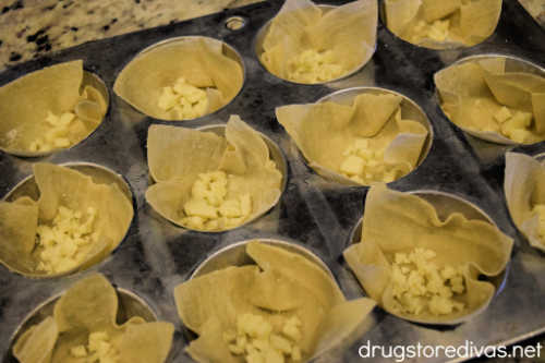 Wonton Pizza Cups are a really fun party appetizer. Find out how to make them on www.drugstoredivas.net.