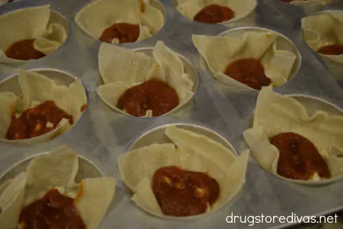 Wonton Pizza Cups are a really fun party appetizer. Find out how to make them on www.drugstoredivas.net.