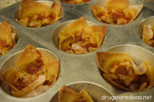 Wonton Pizza Cups are a really fun party appetizer. Find out how to make them on www.drugstoredivas.net.