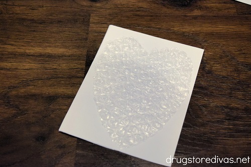 It's so easy to make DIY Bubble Wrap Heart Valentine's Day Cards. Find out how on www.drugstoredivas.net.