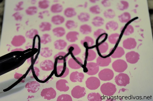 It's so easy to make DIY Bubble Wrap Heart Valentine's Day Cards. Find out how on www.drugstoredivas.net.