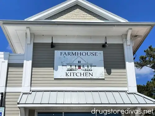 The outside of a restaurant called Farmhouse Kitchen in Leland, NC.