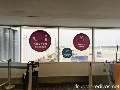 Thinking about flying during the pandemic? Find out what it's really like in this post on www.drugstoredivas.net.
