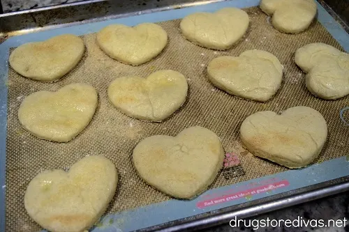 Turn 2 Ingredient Dough into the perfect Valentine's Day dinner with this Heart-Shaped Pizza recipe. Get it on www.drugstoredivas.net.