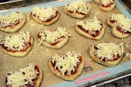 Turn 2 Ingredient Dough into the perfect Valentine's Day dinner with this Heart-Shaped Pizza recipe. Get it on www.drugstoredivas.net.