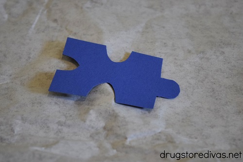 Support #WorldAutismDay by making this Autism Awareness Puzzle Piece Toilet Paper Bracelet Craft. Get the tutorial on www.drugstoredivas.net.
