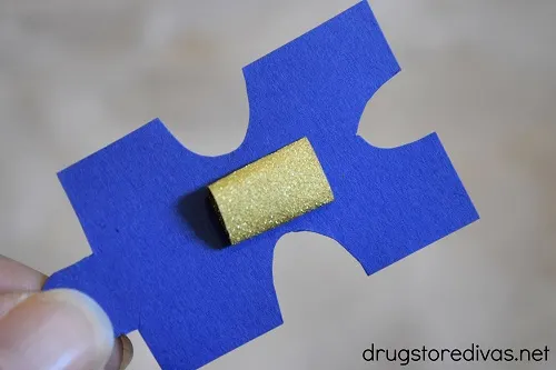 Support #WorldAutismDay by making this Autism Awareness Puzzle Piece Toilet Paper Bracelet Craft. Get the tutorial on www.drugstoredivas.net.