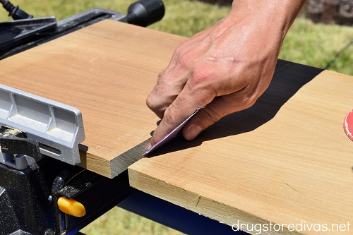 This X-Shaped DIY Wooden Magazine Holder is so easy to make. There's no nails, no screws, and it's basically only two cuts!