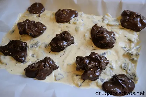 This Oreo chocolate bark is delicious, easy to make, and is a good gift idea if you need to make some neighbors gifts this holiday season.