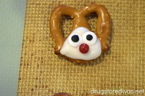 A pretzel that looks like a reindeer.