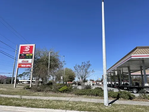 The outside of a Speedway gas station.