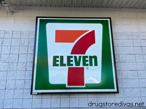 The outside of a 7 Eleven.