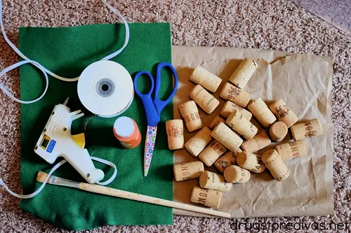 Supplies needs to make a wine cork pumpkin (felt, glue gun, jute cording, paint, paint brush, scissors, wine corks).