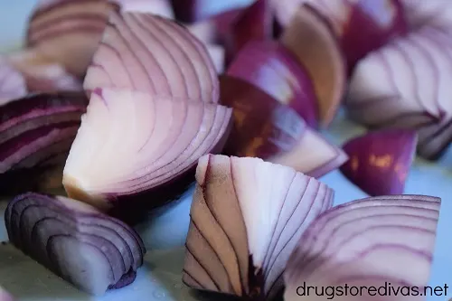 Cut red onion pieces.