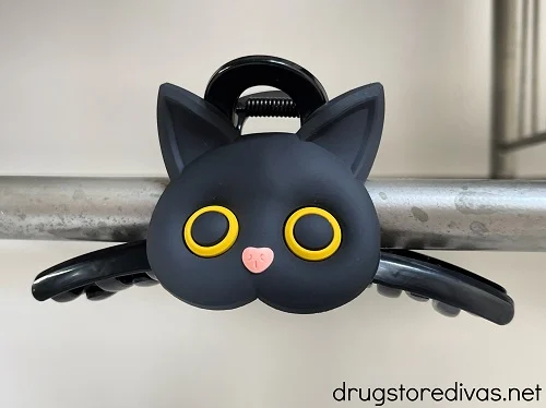 A black cat claw clip.