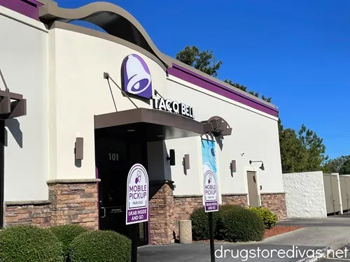 The outside of a Taco Bell restaurant.