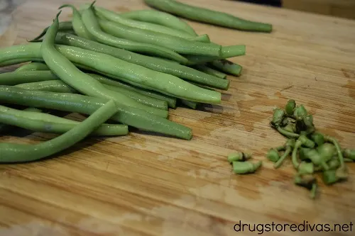 Fresh green beans with the stems cut off.