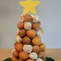 A donut Christmas tree with the words 