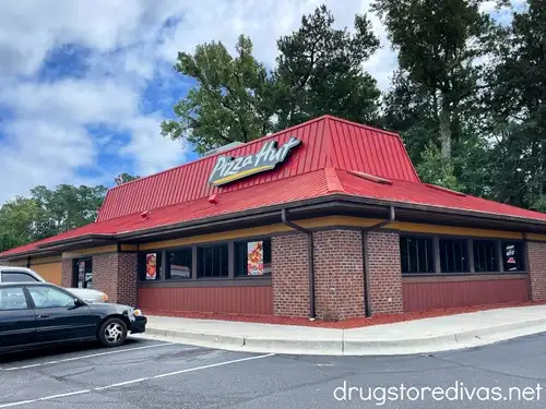 The outside of a Pizza Hut restaurant.