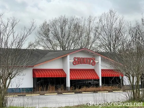 The outside of a Shoney's restaurant.