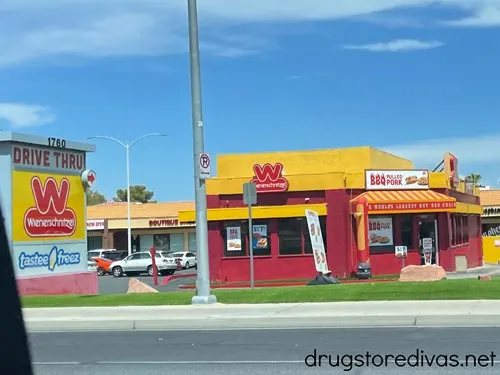 The outside of a Wienerschnitzel hot dogs location.