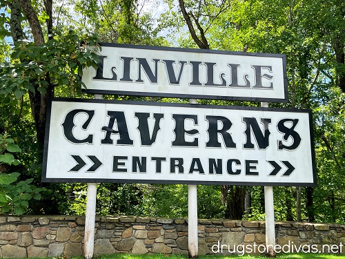 A sign pointing to the entrance of Linville Caverns.