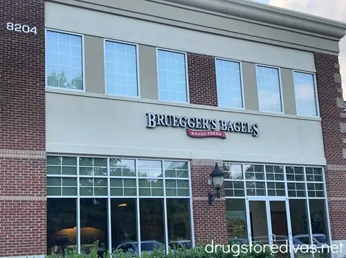 The outside of a Bruegger's Bagels restaurant.