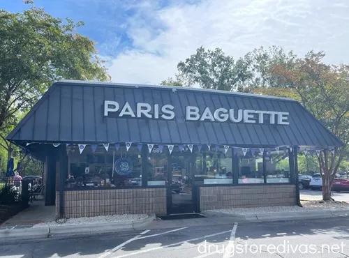 The outside of a Paris Baguette restaurant.