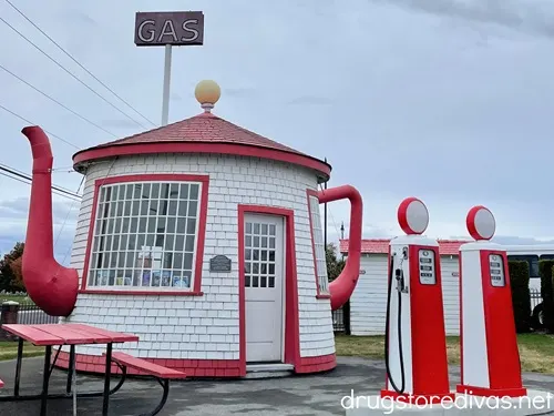 A teapot shaped gas station in Zillah, Washington.