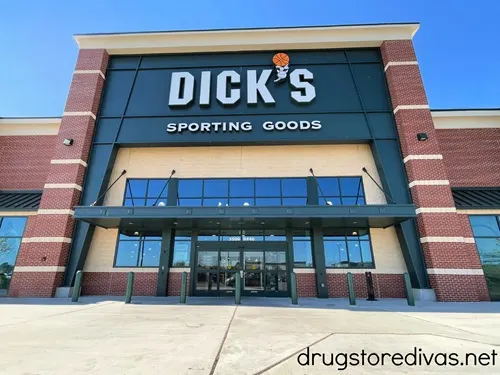 The outside of a Dick's Sporting Goods location.