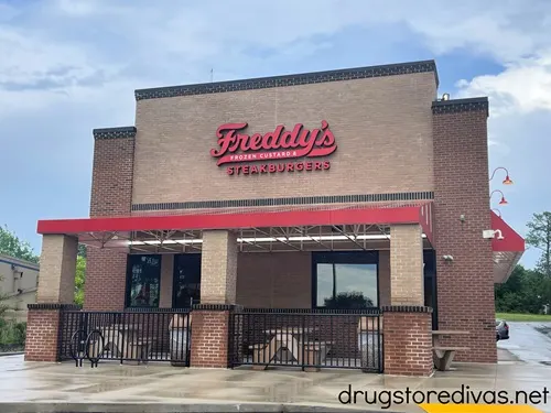 The outside of a Freddy's Frozen Custard & Steakburgers restaurant.