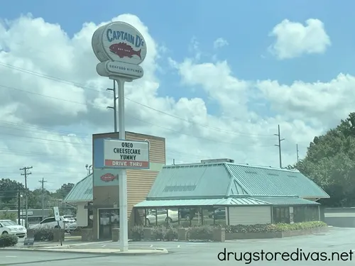 The outside of a Captain D's restaurant.