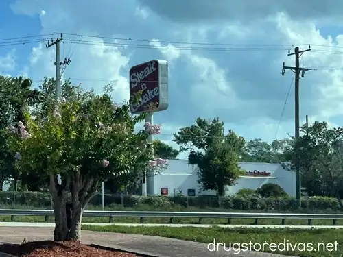 The outside of a Steak 'n Shake restaurant.