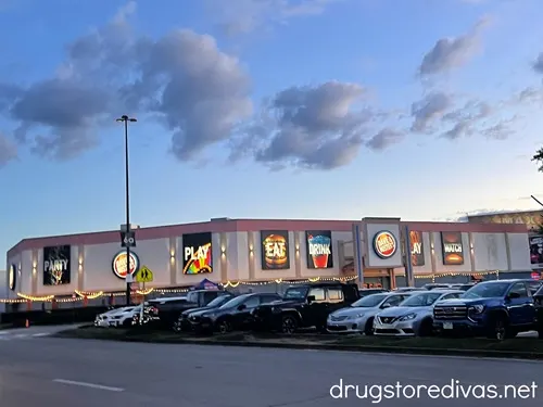 The outside of a Dave & Buster's location with lots of cars in front of it.